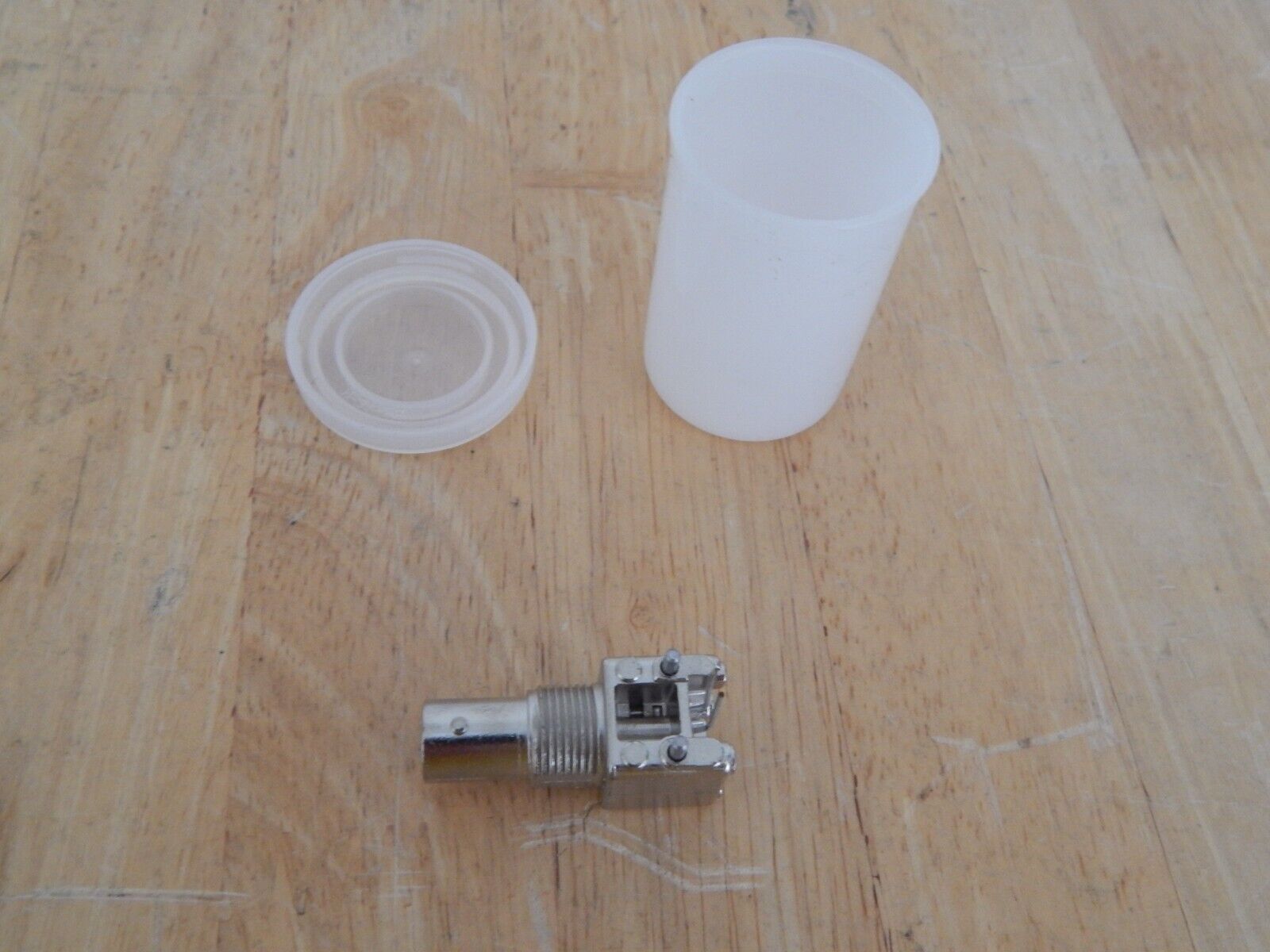 Lot of 32 AMP 5413879-1 bnc female to right angle through hole connector Lot of 32 AMP 5413879-1 bnc female to right angle through hole connector